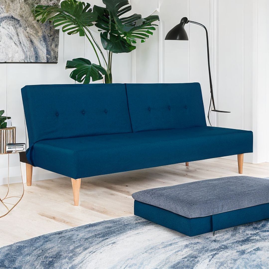 Sofá cama en azul índigo, con diseño moderno y funcional, ideal para optimizar espacios y ofrecer comodidad en cualquier habitación.