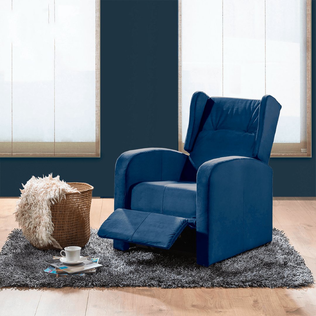 Poltrona reclinable en azul índigo, con diseño ergonómico y confortable, perfecta para descanso en espacios modernos.